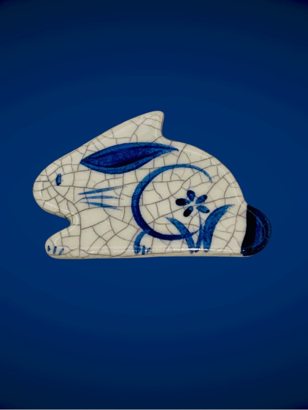 Adorable Vintage Dedham Pottery Style Ceramic Crouching Rabbit Brooch Signed